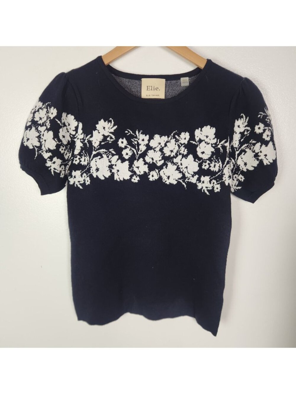 Elie. Elie Tahari Women's Sz. XS Navy & White Floral Short Sleeve Sweater